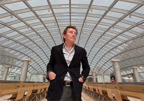 Helmut Jahn in the Mansueto Library at the University of Chicago. (Courtesy University of Chicago)