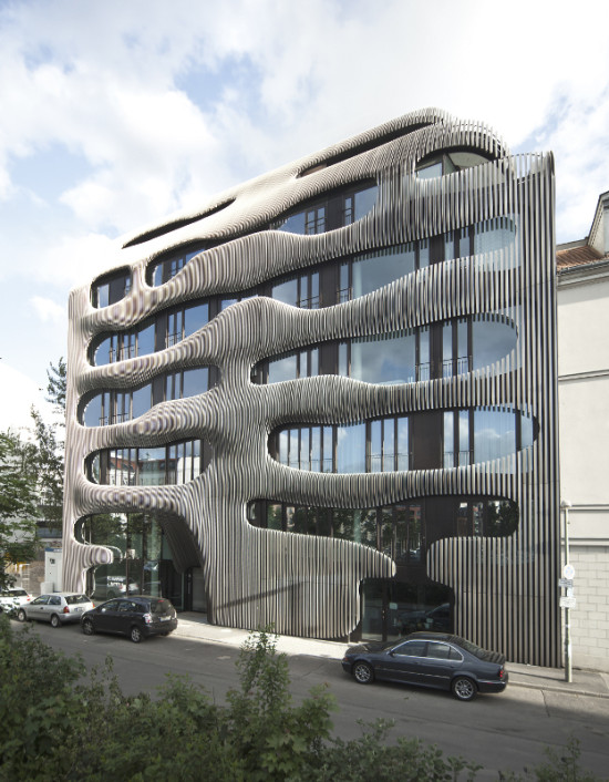 J. MAYER H. Architects designed a sculptural facade of anodized aluminum for an apartment building in Berlin. (Ludger Paffrath for Euroboden)