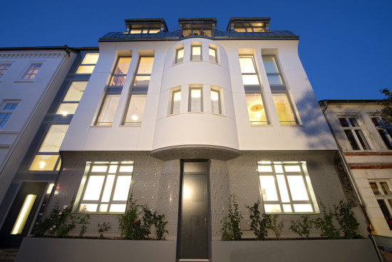 Köhler Architekten designed and built a new row house in a protected area of Hamburg's Ottensen quarter. (Courtesy HI-MACS)