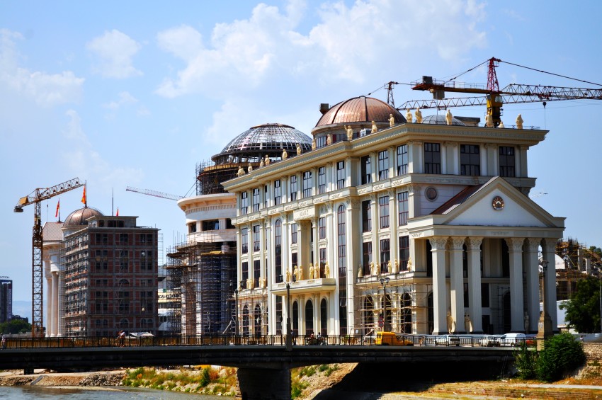 Construction of a neoclassical building goes up in Skopje (Troy / Flickr)