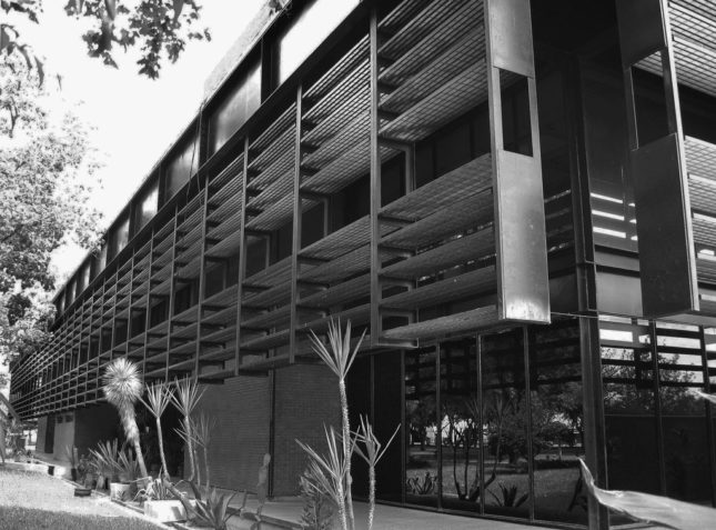 Aceros Planos Office Building, Monterrey, NL (Rodolfo Barragán Schwarz, 1973–1975). (Courtesy Acanthus Press)