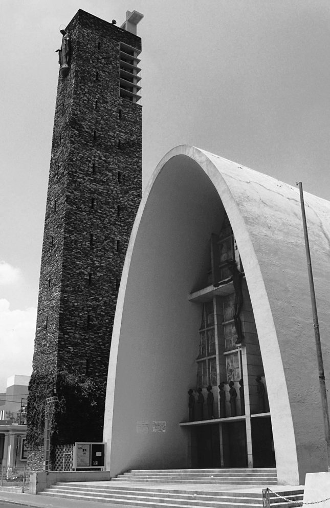 Iglesia la Purísima, Monterrey, NL (Enrique de la Mora y Palomar with Ing. Félix Candela; Ing. Armando Ravizé Rodríguez, builder, 1940–1946). (Courtesy Acanthus Press)