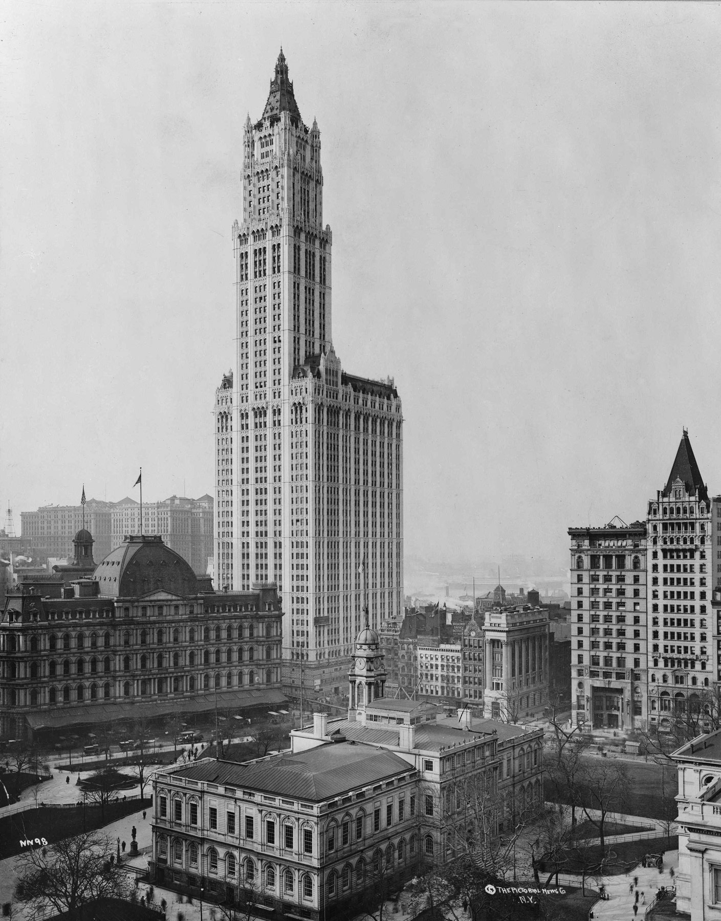 Woolworth Building. (Courtesy Library of Congress, Prints and Photographs Division / The Pictorial News Co., NY)