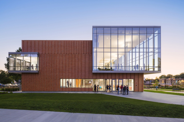 (Kent State Center for Architecture and Environmental Design, Location: Kent OH, Architect: Weiss/Manfredi Architects © Albert Večerka/Esto)