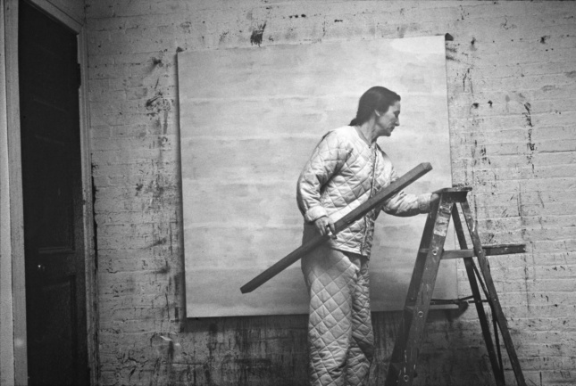 Alexander Liberman, Agnes Martin with level and ladder, 1960. Alexander Liberman Photography Archive, Getty Research Institute, Los Angeles. (Photo: © J. Paul Getty Trust)
