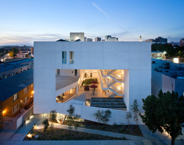 The Six apartments by Brooks + Scarpa is Skid Row Housing Trust’s first development outside Los Angeles’s downtown area and is designed around a central courtyard to facilitates social interaction, passive ventilation, and natural lighting. (Courtesy Skid Row Housing Trust / Tara Wujcik)