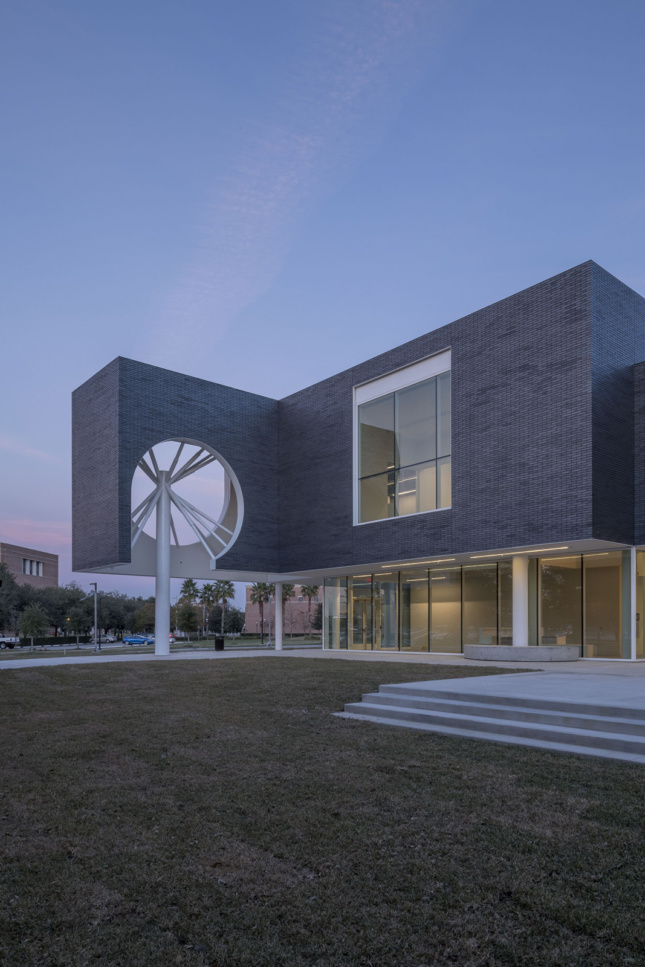 (The Moody Center for the Arts at Rice University, designed by Michael Maltzan Architecture. Northwest corner view of the facade. © Nash Baker)