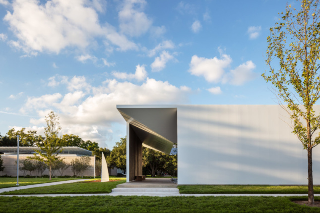 View of the Drawing Institute's southern elevation, across from Renzo Piano's main museum building.