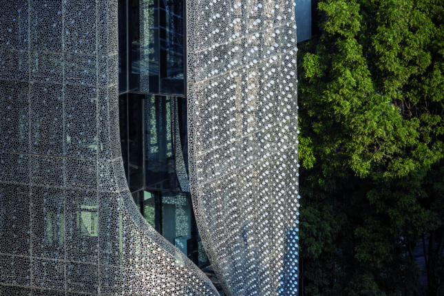 Aluminium strips curve through Mexico City building by Belzberg Architects
