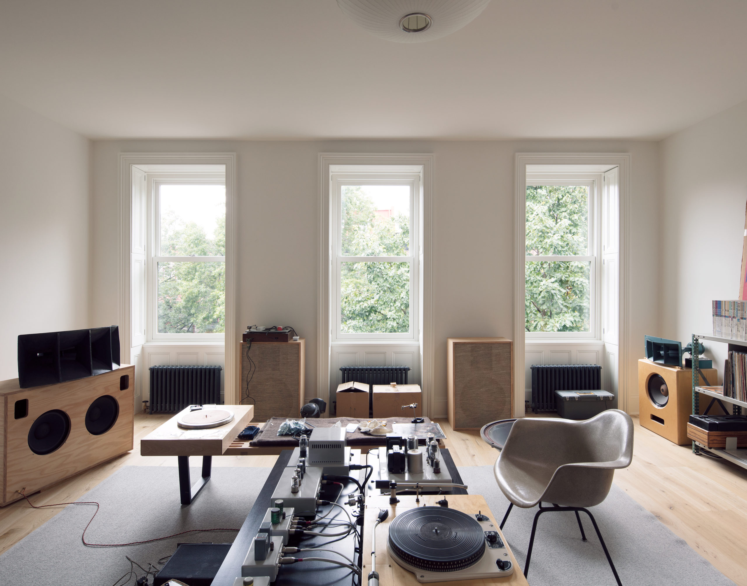 Interior of a white townhouse living room decked out in minimalist furniture, designed by Abruzzo Bodziak Architects