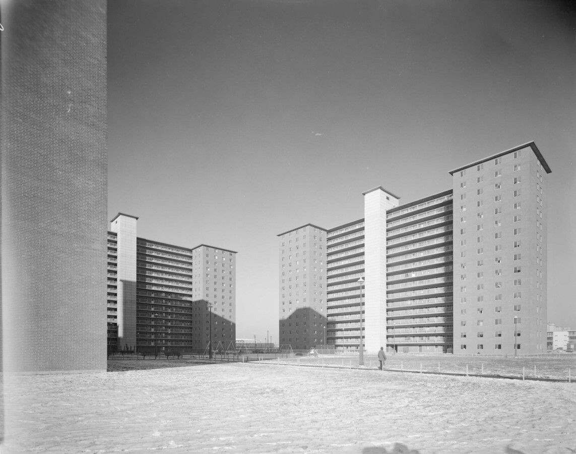 Chicago Skyscrapers 1934-1986 offers a wide survey of high rises