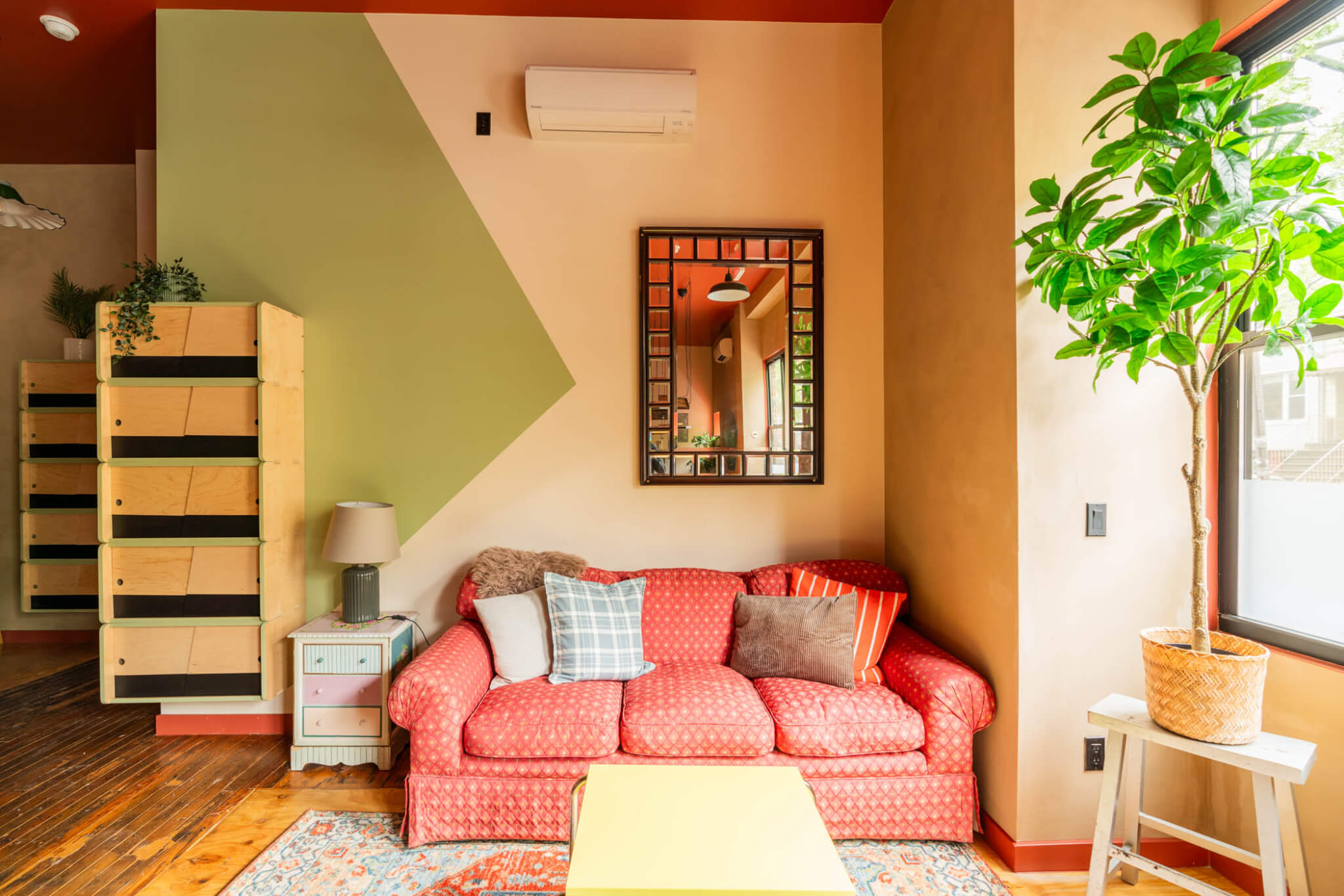 Small sitting area located next to the communal kitchen and dining spaces.