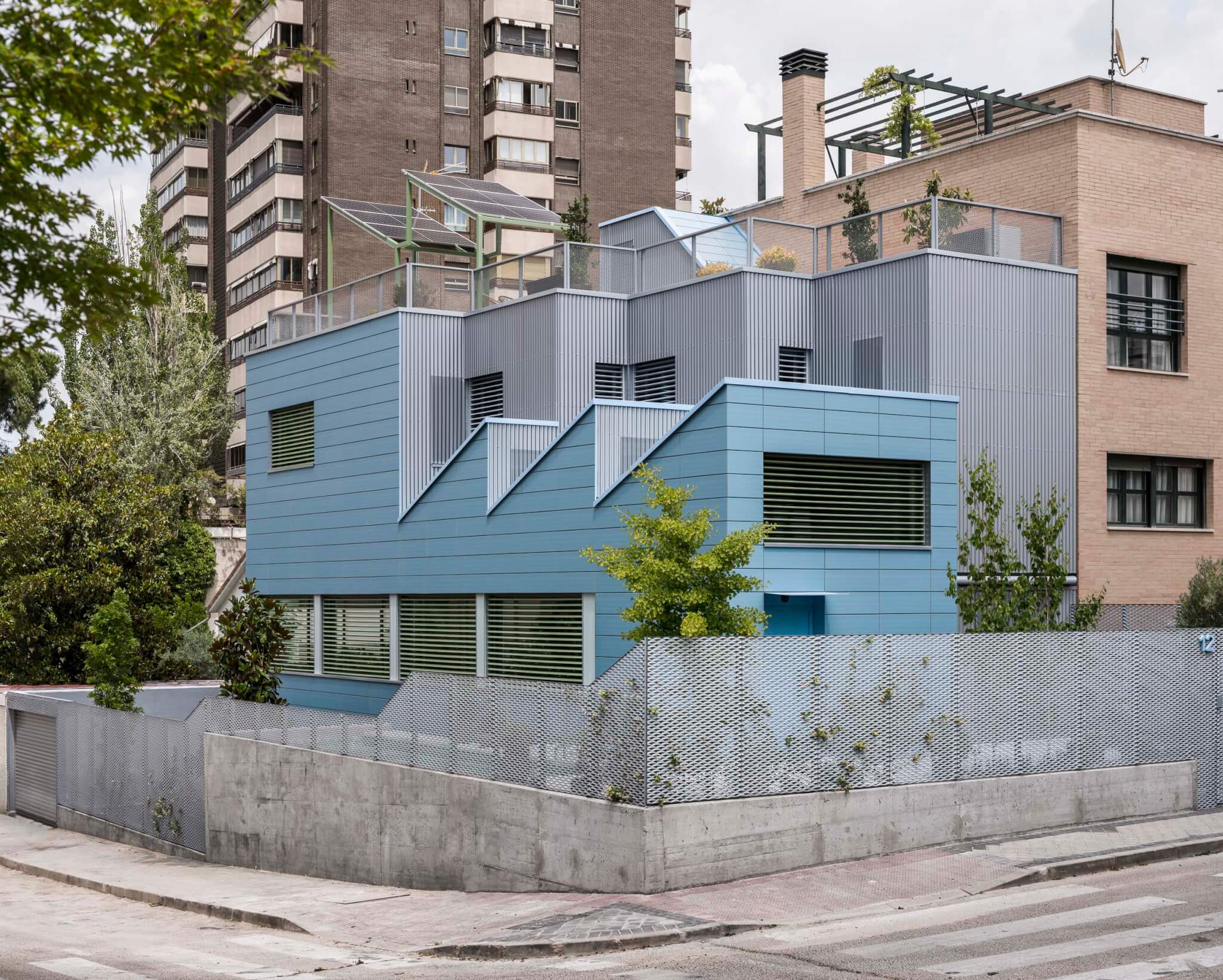 A new single-family home in Madrid challenges traditional definitions of the “single family”