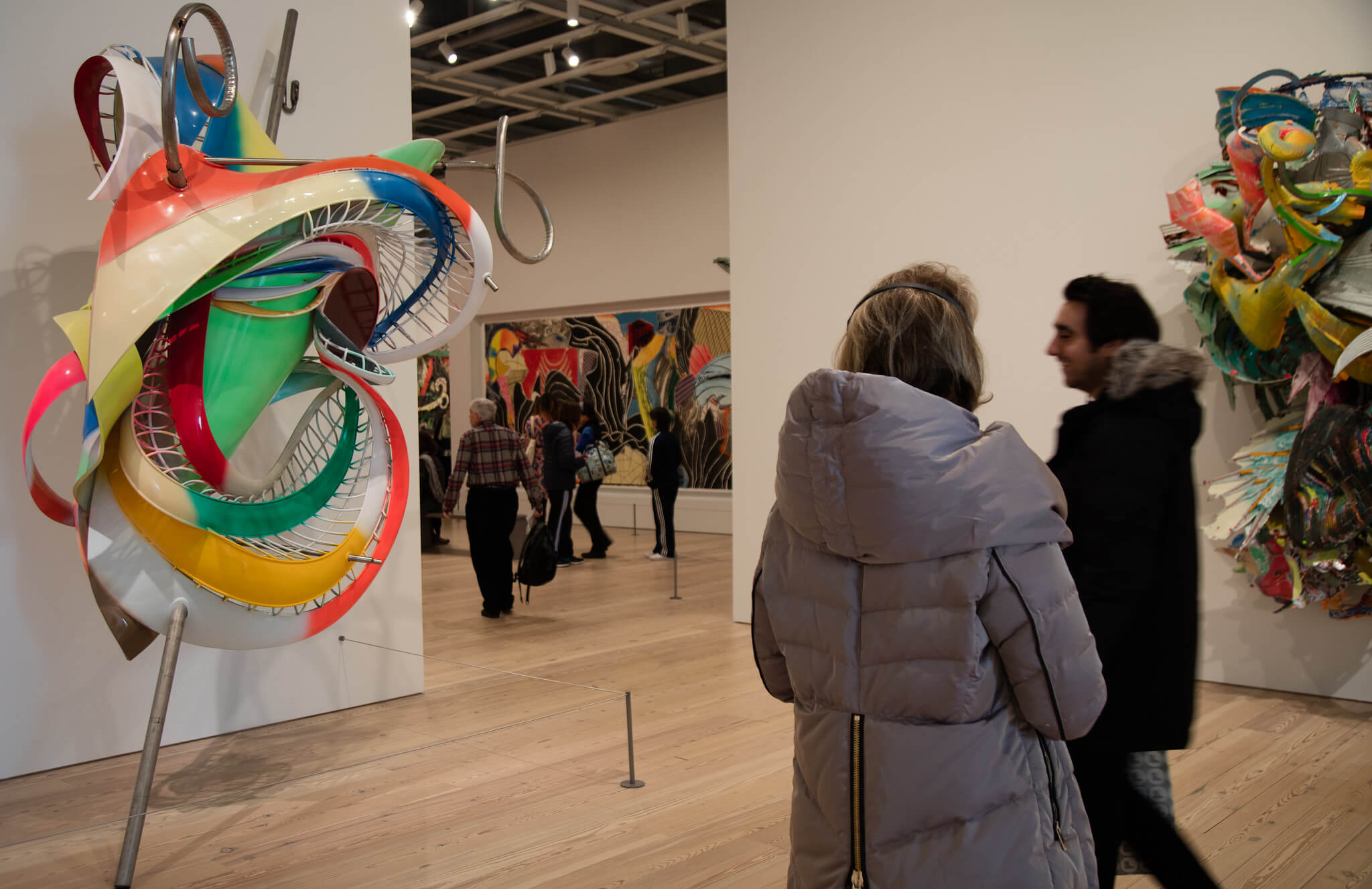L'œuvre sculpturale de Frank Stella exposée dans une galerie