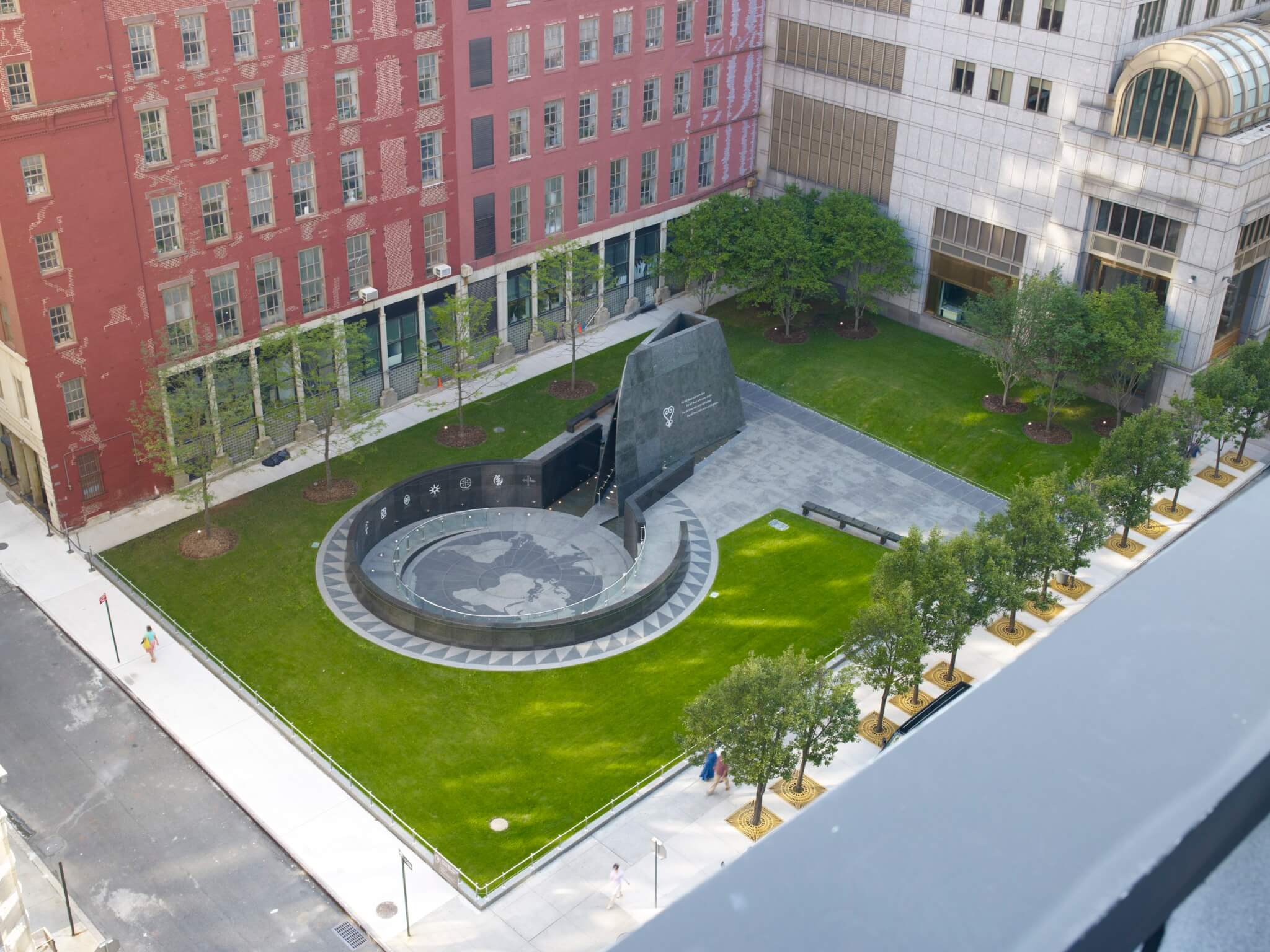 aerial view of African American Burual Ground, along what could be a New York City Freedom Trail