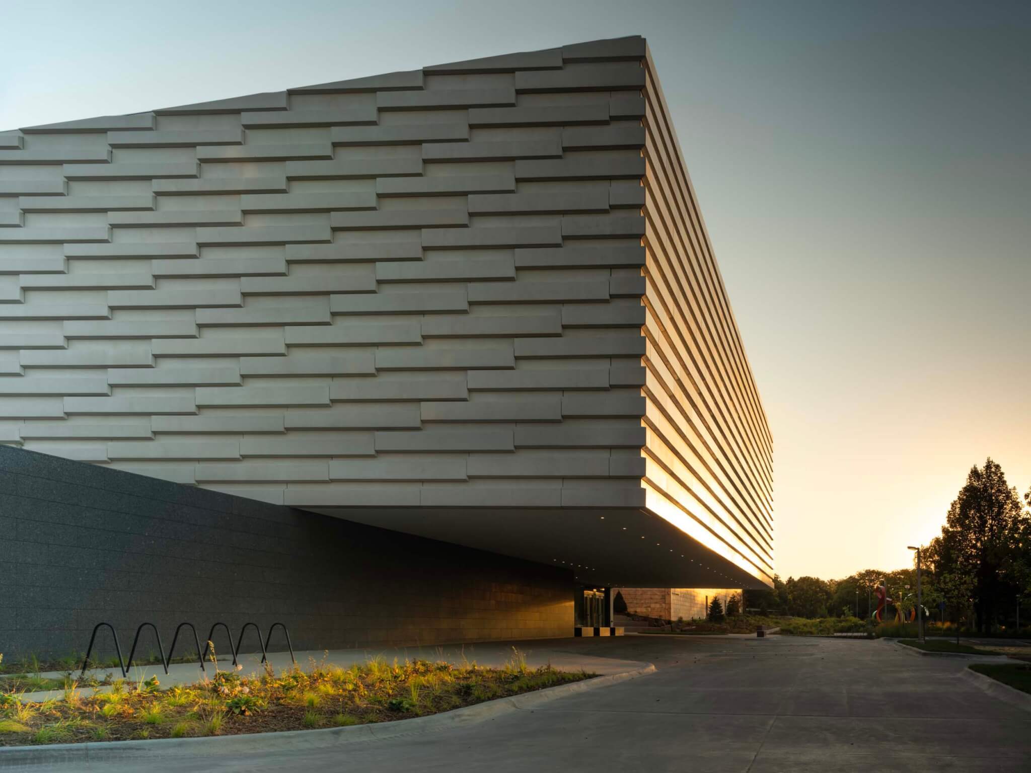 facade of the extension to joslyn art museum by snøhetta