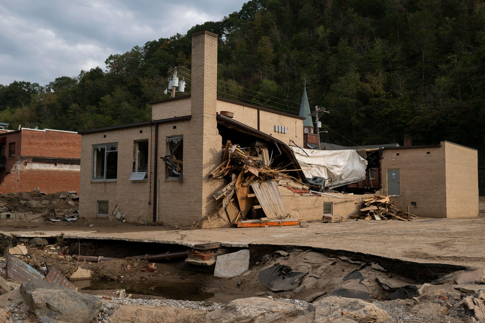 destroyed buildings in north Caroline